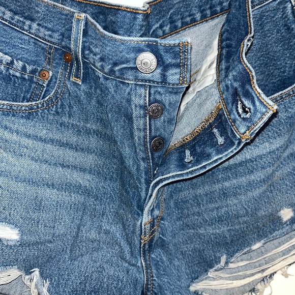 Levi’s High Waisted Vintage Distressed Medium Wash Denim Shorts — 31 - Picture 2 of 8